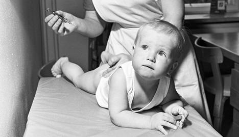 Vauva rokotettavana Tuberkuloosiliiton äitiysneuvolassa vuonna 1961. Globaalisti ani harva pääsi 1960-luvulla rokotusohjelmien piiriin.