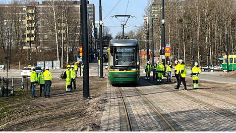 Helsingin uusimman raitiolinjan koeajot alkoivat maanantaina. Matkustajaliikenne Kalasatamasta Pasilaan voi alkaa aikaisintaan ensi kesänä.