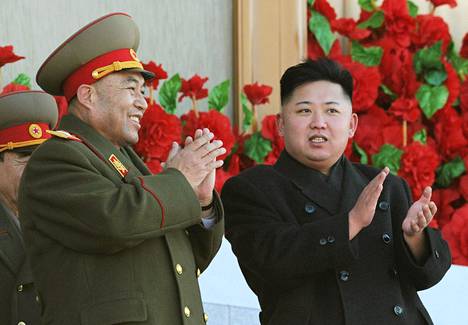 Ri Yong-ho (vas.) esiintyi terveen näköisenä Pohjois-Korean johtajan Kim Jong-unin kanssa sotilasparaatissa Pjongjangissa helmikuussa 2012.