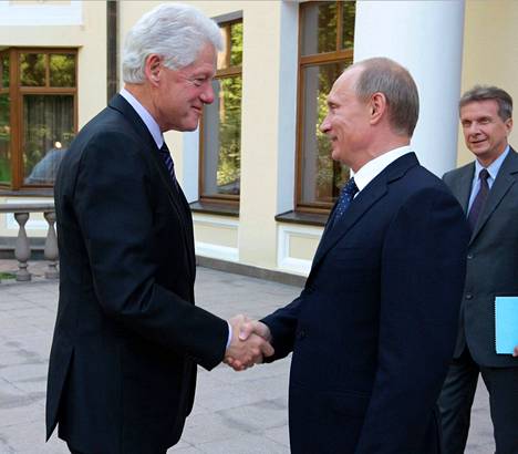 Yhdysvaltain entinen presidentti ja Venäjän pääministerinä toiminut Vladimir Putin tapasivat Novo-Ogarjovon datšalla kesäkuussa 2010.
