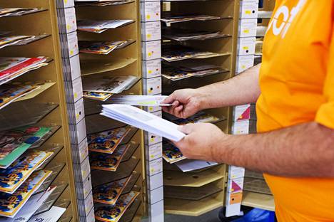 Postin työntekijät pelkäävät, että uusi laki veisi työt jopa tuhansilta postinjakajilta.