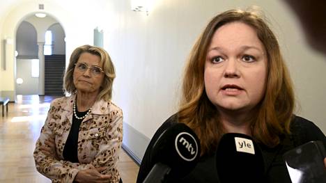 Sosiaali- ja terveysvaliokunnan jäsen Päivi Räsänen (kd) ja puheenjohtaja Krista Kiuru (sd) kommentoivat alkoholilain muutosta medialle torstaina valiokunnan kokouksen jälkeen. 