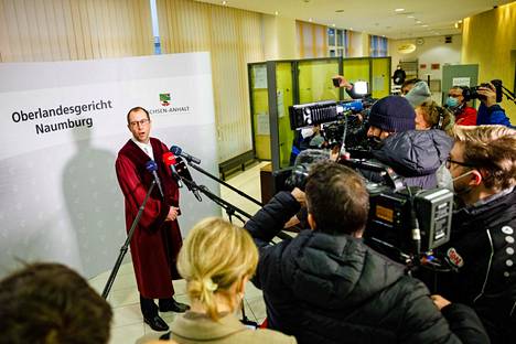 Syyttäjä Holger Schneider-Glockzin piti lehdistötilaisuutta Hallessa tiistaina ennen Leonora Messingin oikeudenkäynnin alkua. 