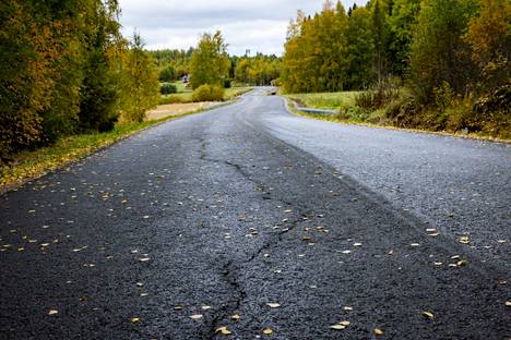 Väyläviraston mukaan Suomen teitä pitäisi päällystää vuosittain 4 000 kilometriä, jotta väylänpidon korjausvelka ei kasvaisi. Tänä vuonna virasto arvioi määrän jäävän 2 300 kilometriin.