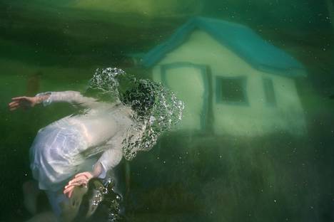 Saviour (2008) on ensimmäinen teos, jossa Susanna Majuri on upottanut taustakankaan uima-altaan pohjalle.