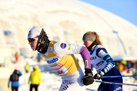 Eveliina Piippo sai maistaa Imatran SM-kisojen sprinttiviestissä Kaisa Mäkäräisen (ei kuvassa) rajua vauhtia. 