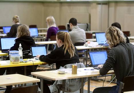 Kokelaat valmistautuivat tekemään sähköisen ylioppilaskirjoituksen Ressun lukiossa Helsingissä viime maaliskuussa.