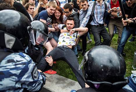 Turvallisuusjoukot yrittivät ottaa Ruslan Šaveddinovin (kesk.) kiinni Moskovassa kesäkuussa 2017.