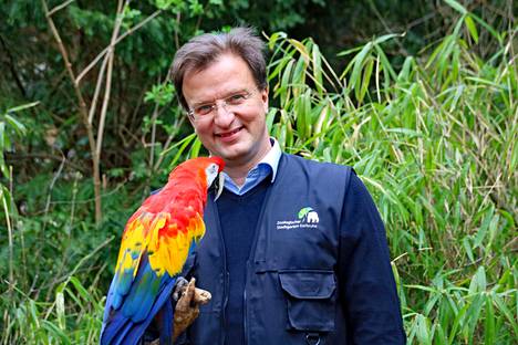 Eläintarhan johtaja Matthias Reinschmidt esitteli 50-vuotta täyttävää Douglas-papukaijaa toukokuussa 2017.