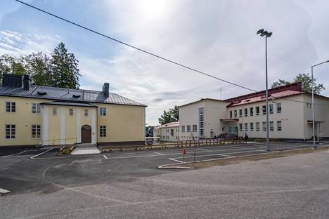Kulttuurikeskus Orvokin rakennuskokonaisuus muodostuu kahdesta rakennuksesta, vuonna 1926 rakennetusta koulurakennuksesta (kuvassa vasemmalla) ja vuonna 1938 rakennetusta, 1990-luvulla laajennetusta päärakennuksesta. 