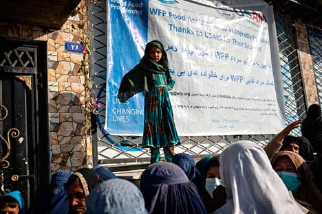 Avuntarvitsijoita Maailman ruokajärjestö WFP:n ruoanjakelupisteellä Afganistanin pääkaupungissa Kabulissa marraskuussa.