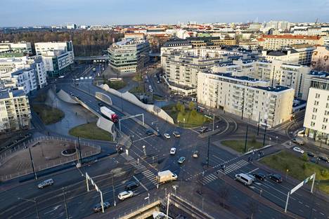 Jätkäsaarenlaiturin ja Mechelininkadun risteys on yksi Helsingin vaikeimmista risteyksistä liikennevalojen ohjauksen kannalta. Liikennemäärä vaihtelee täydestä ruuhkasta vuodenvaihteen väljään tilanteeseen.