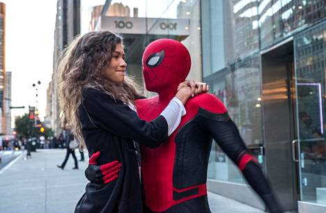 MJ (Zendaya) saa Hämähäkkimieheltä (Tom Holland) kyydin elokuvassa Spider-Man: Far From Home.