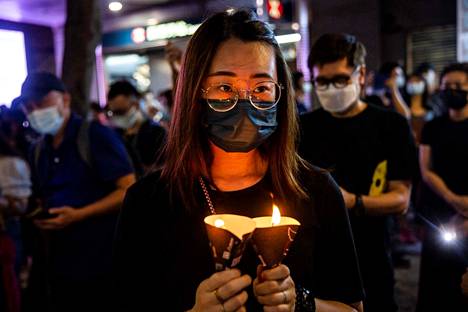 Hongkongilainen nainen kunnioittamassa verilöylyn uhrien muistoa Causeway Bayssa. Kuva on otettu viime vuonna kesäkuun 4. päivänä.
