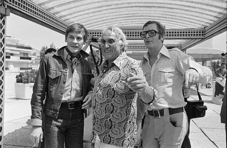 Berger (vas.) Cannesin elokuvajuhlissa vuonna 1975 brittiohjaaja Joseph Loseyn (kesk.) ja näyttelijä Michael Cainen (oik.) kanssa.