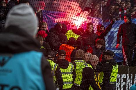 HIFK:n kannattajapäädyssä poltettiin HJK:n kannattajien varastosta varastettu banderolli.