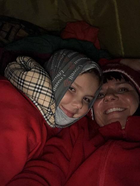 Elina Partanen otti selfien tyttärensä Hertan kanssa, kun kaksikko oli tällä kertaa kunnolla pukeutuneena valmistumassa jälleen uuteen telttayöhön.