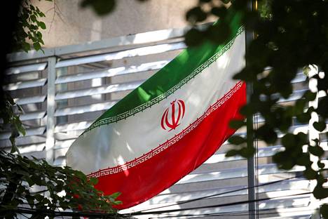 Iranin lippu Iranin islamilaisen tasavallan suurlähetystössä Tiranassa. Albania määräsi Iranin diplomaatit poistumaan kyberhyökkäyksen vuoksi maasta 24 tunnin kuluttua ilmoituksesta 8. syyskuuta. 