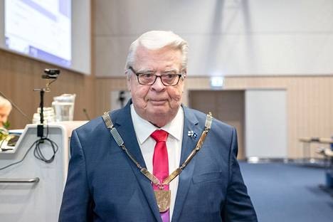 Kalervo Kummola valittiin pormestariksi maanantaina.