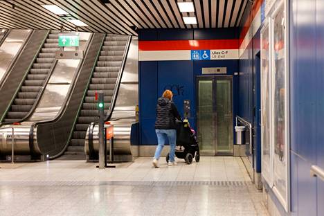 Yksi Hakaniemen metroaseman neljästä sisäänkäynnistä on tämän viikonlopun suljettuna.