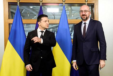 Ukrainan presidentti Volodymyr Zelenskyi (vas.) ja Eurooppa-neuvoston puheenjohtaja Charles Michel tapasivat Brysselissä ennen varsinaisen huippukokouksen alkua. Etukäteen arveltiin, että itäisen kumppanuuden huippukokouksen suurin anti on kahdenvälisissä tapaamisissa.