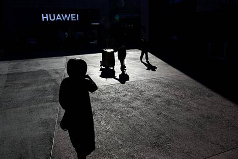 Ihmisiä käveli teknologiajätti Huawein kaupan ohitse Kiinan pääkaupungissa Pekingissä tiistaina.