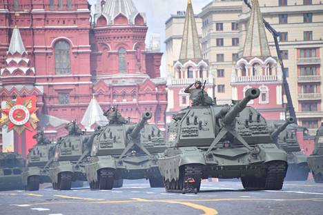 Venäjän maavoimien tykistöaseita voitonpäivän paraatissa 9. toukokuuta. 