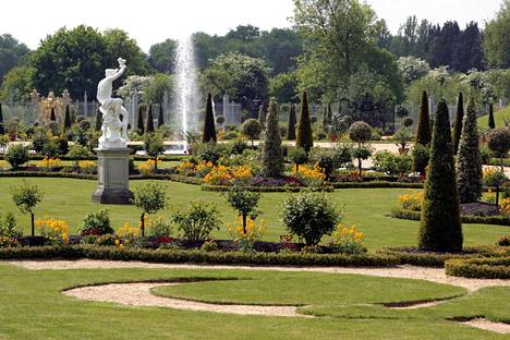 Yleisölle avoin Hampton Court -palatsin puutarha Thamesin varrella antaa mallia puutarhanhoidon harrastajille puiden parturoimisessa.