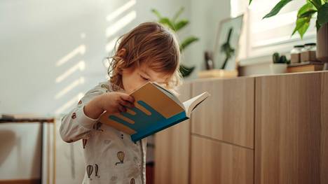 Hyvin harva lapsi oppii lukemaan alle 5-vuotiaana. Ja kyllä teknisen lukutaidon ehtii hyvin oppia koulussakin.