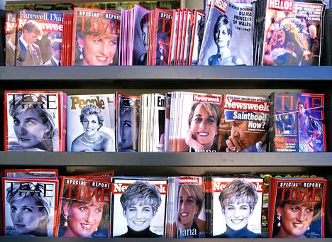 Diana oli lehtien kansikuvasuosikki eläessään ja kuolemansa jälkeen. Kuvassa lehtiteline vuodelta 1997.