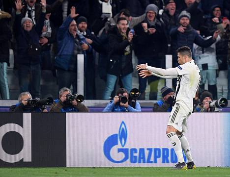Cristiano Ronaldo touhusi omiaan ratkaistuaan kolmella maalillaan Juventukselle voiton Atlético Madridista Mestarien liigan pudotuspelein 1. kierroksella.