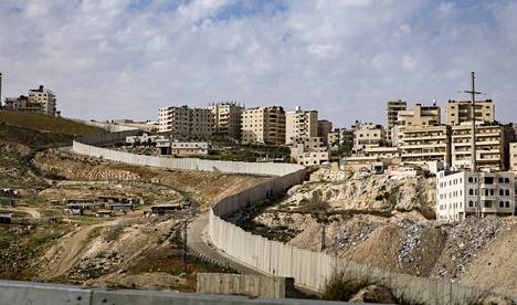 Myös valtatie 4370 erotellaan Israelissa palestiinalaisille ja israelilaisille. Hallinnon tekojen puolustajat kutsuvat muureja ”turvallisuusmuureiksi” ja vastustajat ”apartheidmuureiksi”.