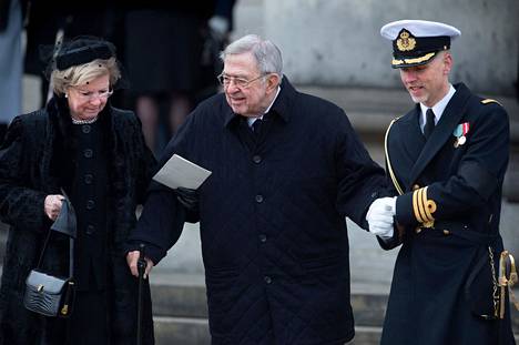 Kreikan entinen kuningatar Anne-Marie (vasemmalla) ja entinen kuningas Konstantin (keskellä) Prinssi Henrikin hautajaisissa Kööpenhaminassa helmikuussa 2018. 