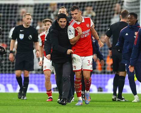 Arsenalin manageri Mikel Arteta ohjasi 15. tammikuuta Granit Xhakan pois tilanteesta, jossa Tottenhamin kannattaja oli potkaissut ottelun jälkeen Arsenalin maalivahtia Aaron Ramsdalea.