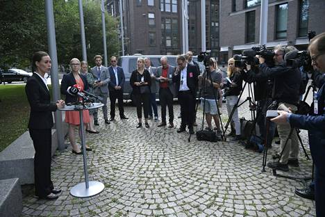 Toimittajien ympäröimä pääministeri Sanna Marin piti tiistaina suurlähettiläspäivillä  lehdistötilaisuuden Pikkuparlamentin edessä. 