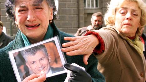 Serbialaisnaiset surivat murhatuksi joutunutta pääministeri Zoran Đinđića Belgradissa maaliskuussa 2003.