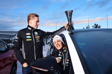 Emil Lindholm ja Reeta Hämäläinen toivat WRC2-ralliluokan mestaruuspokaalin Suomeen.