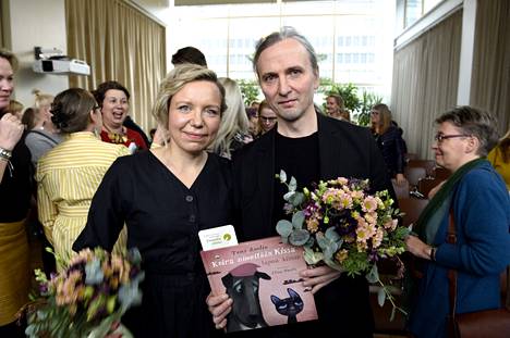 Elina Warsta (vas) ja Tomi Kontio olivat ehdolla Lasten- ja nuortenkirjallisuuden Finlandia- -palkinnon voittajiksi kirjallaan Koira nimeltään kissa tapaa kissan vuonna 2019.