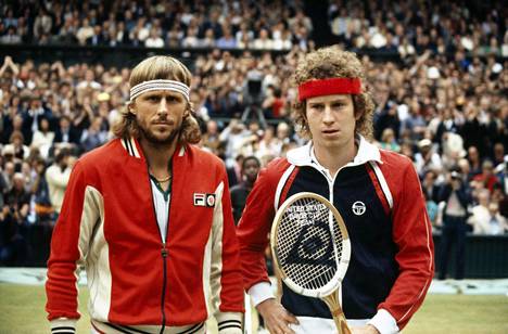 Tennislegenda John McEnroe (oik.) antoi mcenroemaisen lausunnon Serena Williamsista. Kuvassa McEnroe ja Björn Borg ennen Wimbledonin kaksinpelin finaalia 1981. Ottelu päättyi McEnroen voittoon.