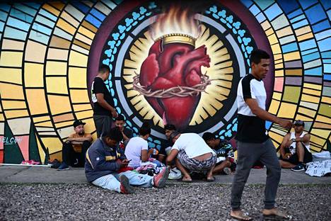 Meksikosta Yhdysvaltoihin saapuneita ihmisiä kirkolla El Pason keskustassa maanantaina.