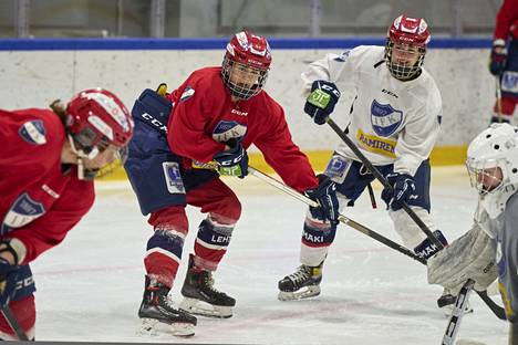Sanni Vanhanen on siirtynyt pelaamaan Naisten liigaan, mutta harjoittelee silti myös HIFK:n C-junioreiden kanssa. 