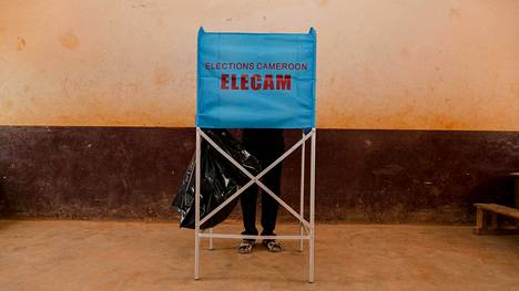 Kamerunissa järjestettiin parlamentti- ja paikallisvaalit 9. helmikuuta 2020. Mies kävi äänestämässä pääkaupungissa Yaoundessa.