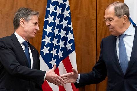 Yhdysvaltain ja Venäjän ulkoministerit Antony Blinken (vas.) ja Sergei Lavrov tapasivat Genevessä 21. tammikuuta.
