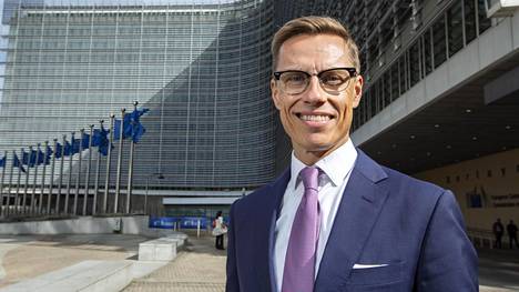 Alexander Stubb EU-komission rakennuksen edessä 27. syyskuuta.