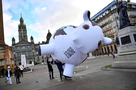 Kasvipainotteisen ruokavalion puolesta kampanjoivat aktivistit siirsivät ilmapallolehmää Glasgow’ssa YK:n ilmastokokouksen aikaan marraskuussa 2021.