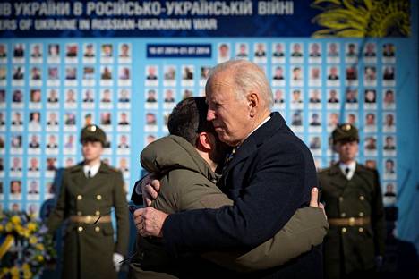 Biden ja Zelenskyi syleilivät toisiaan, kun he vierailivat sodassa kaatuneiden muistomerkillä Kiovassa maanantaina.