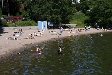Ihmisiä viettämässä päivää Marjaniemen uimarannalla Helsingissä. Kuva on kesäkuulta 2022.
