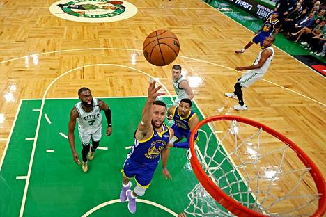 Golden Statetin Stephen Curry (keskellä) ja Boston Celticsin Jaylen Brown (vas.) tekivät ottelun kovimmat pistesaldot.