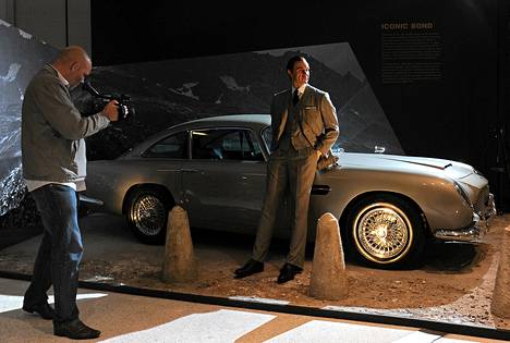 Näyttelyssä on mukana myös Aston Martin DB5, jota käytettiin 007 ja Kultasormi -elokuvan takaa-ajokohtauksissa. 