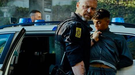 Poliisit Jens Høyer (Simon Sanders, vas.) ja Mike Andersen (Jacob Lohmann) pidättävät nuoren Amosin (Tarek Zayat).